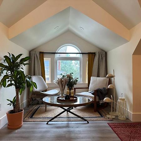 Heritage-Inspired Guesthouse - Luxe Bath & Elegant Ceilings Edmonton Extérieur photo