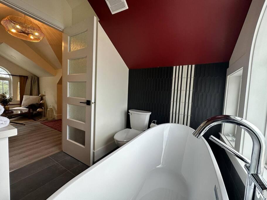 Heritage-Inspired Guesthouse - Luxe Bath & Elegant Ceilings Edmonton Extérieur photo