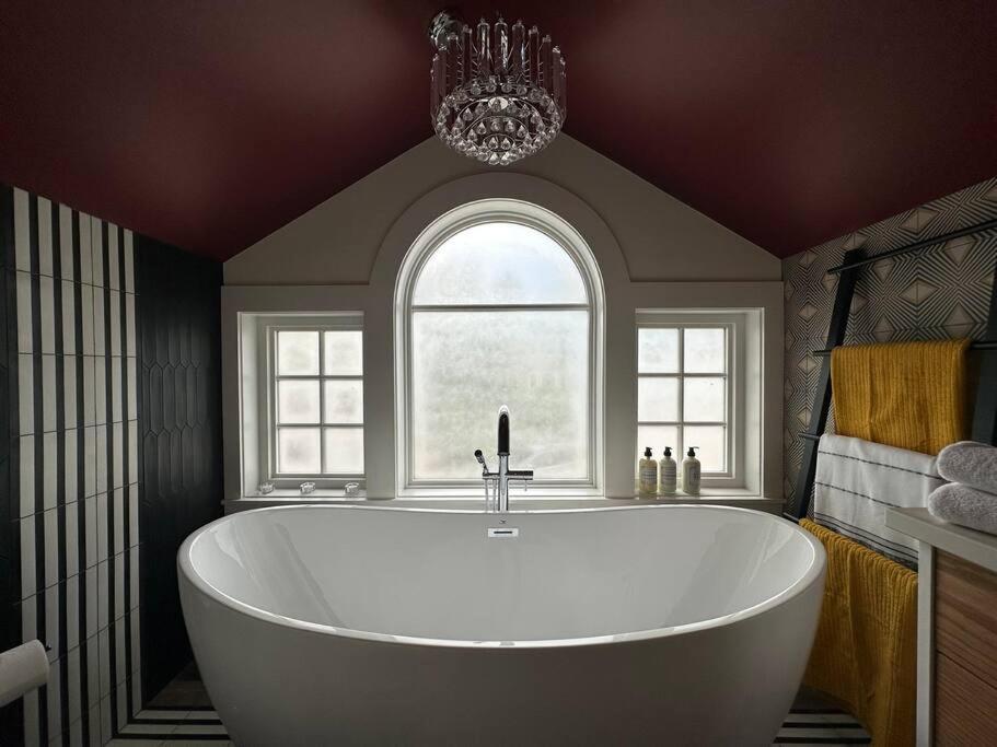 Heritage-Inspired Guesthouse - Luxe Bath & Elegant Ceilings Edmonton Extérieur photo