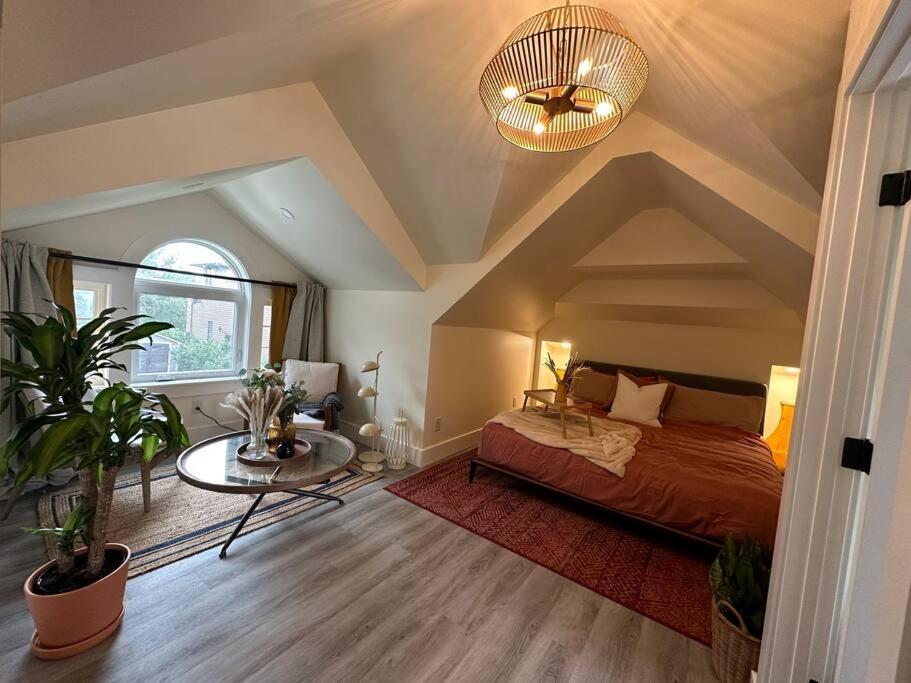 Heritage-Inspired Guesthouse - Luxe Bath & Elegant Ceilings Edmonton Extérieur photo