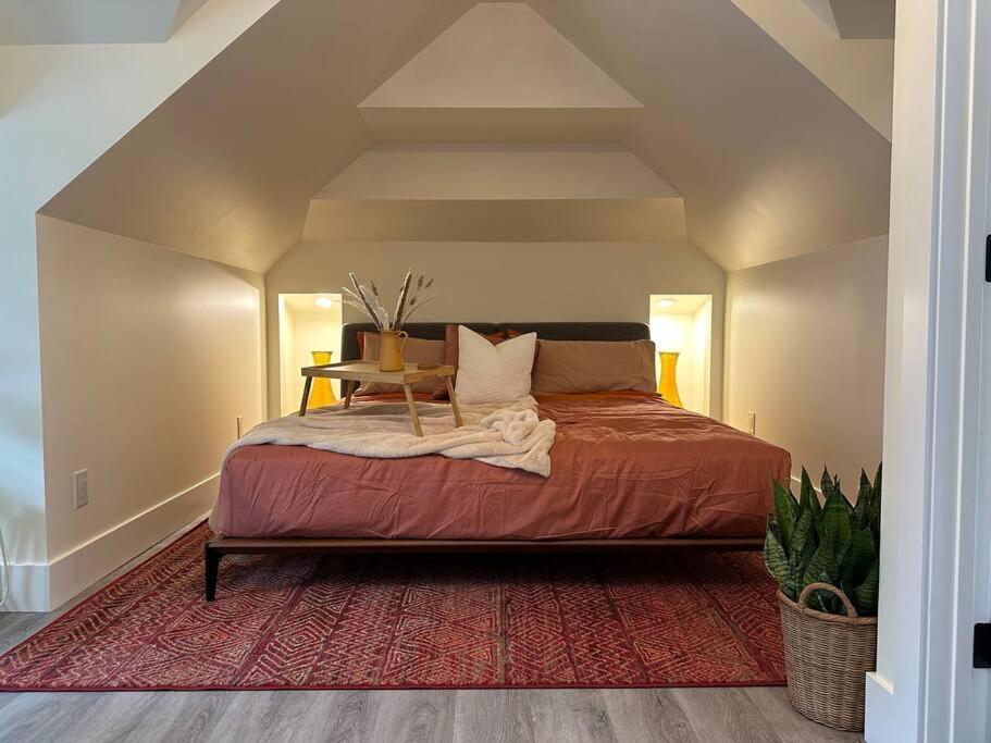 Heritage-Inspired Guesthouse - Luxe Bath & Elegant Ceilings Edmonton Extérieur photo
