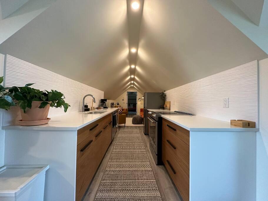 Heritage-Inspired Guesthouse - Luxe Bath & Elegant Ceilings Edmonton Extérieur photo