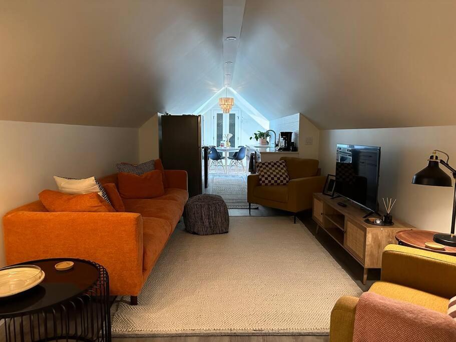 Heritage-Inspired Guesthouse - Luxe Bath & Elegant Ceilings Edmonton Extérieur photo